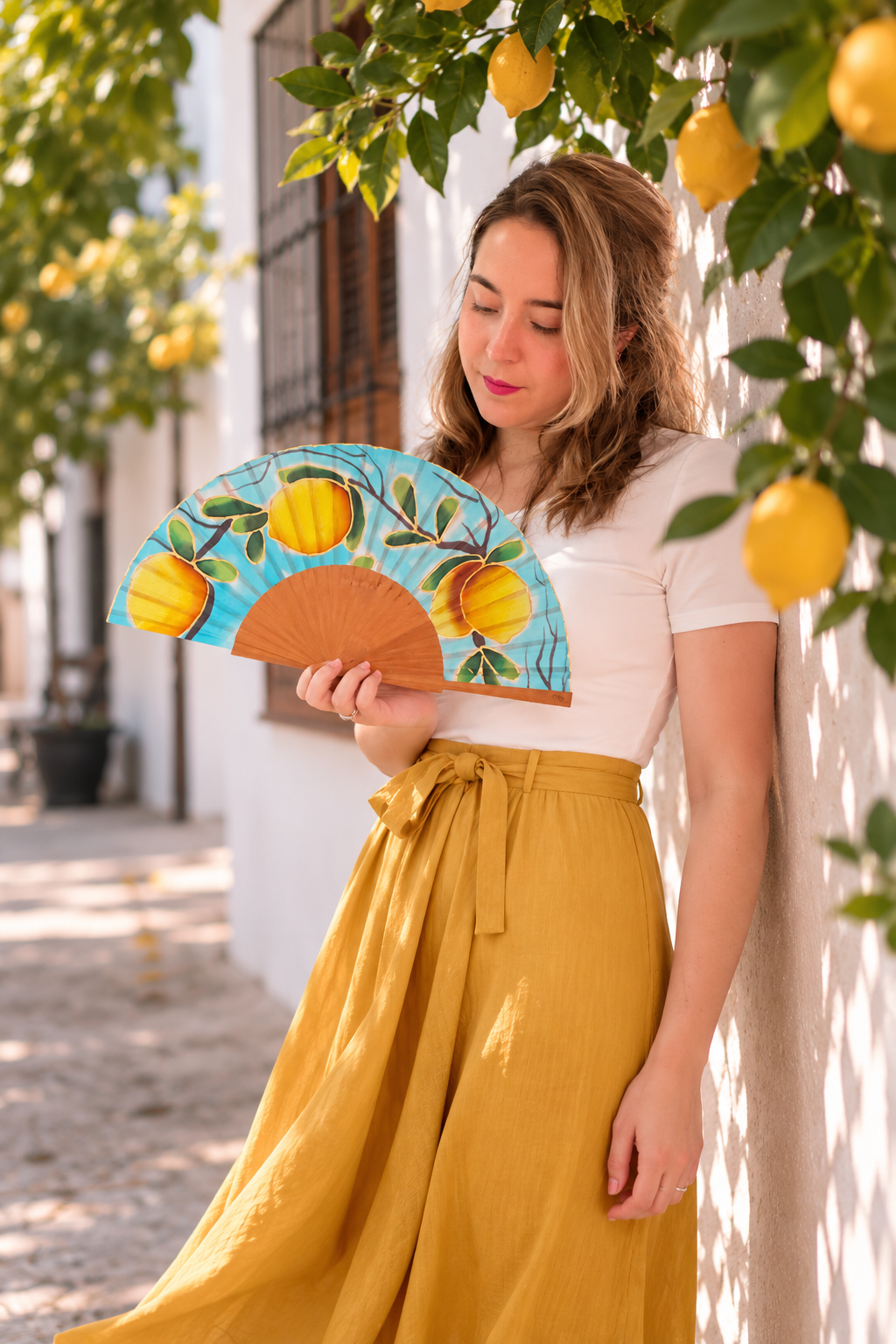 Abanico de limones de seda pintado a mano